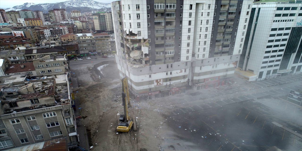 Kayseri'de, Kahramanmaraş merkezli depremlerde hasar gören binalar yıkılıyor.