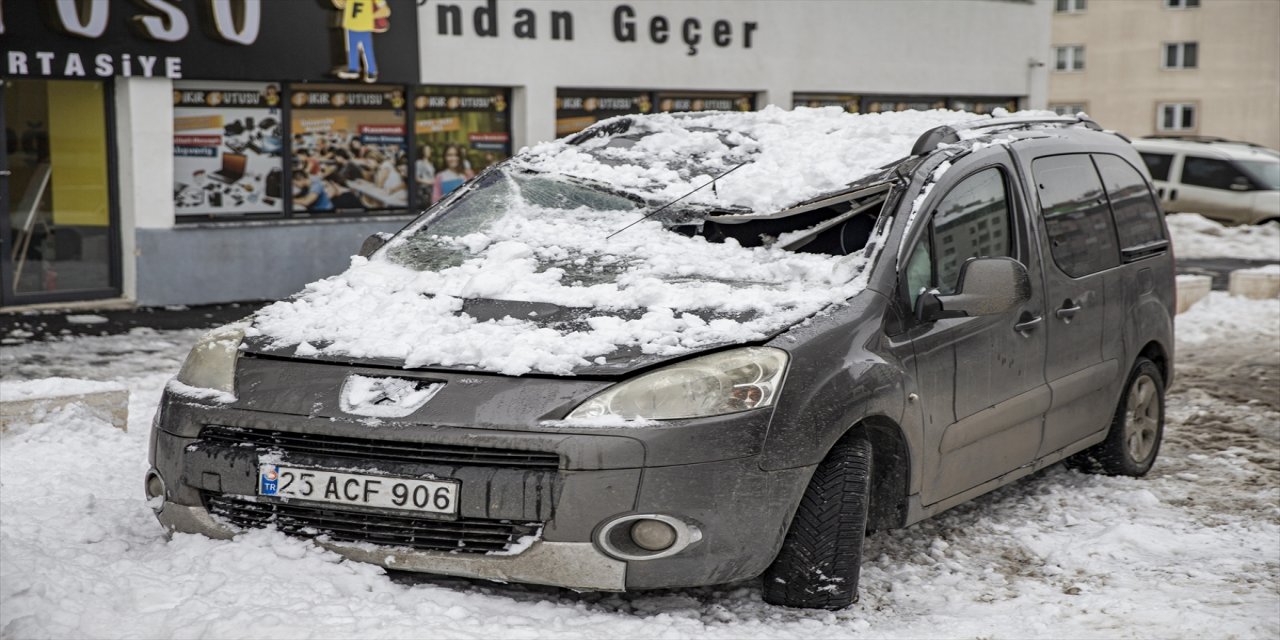 Erzurum'da çatıdan düşen kar kütleleri araçlarda hasara neden oldu.