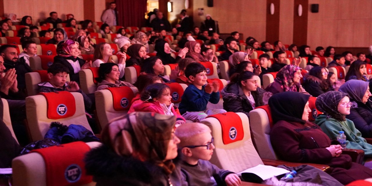 Erzurum Devlet Tiyatrosu depremzede çocuklar için etkinlikler düzenliyor.