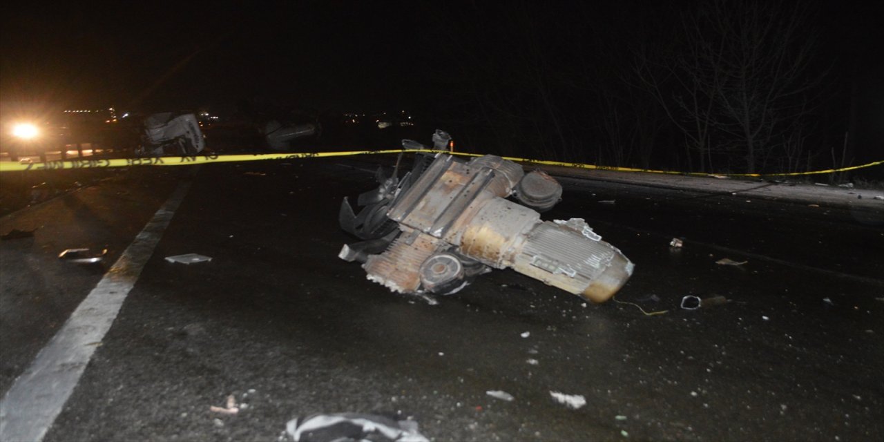 Kırklareli'nde çarpışan iki tırın sürücüsü yaralandı