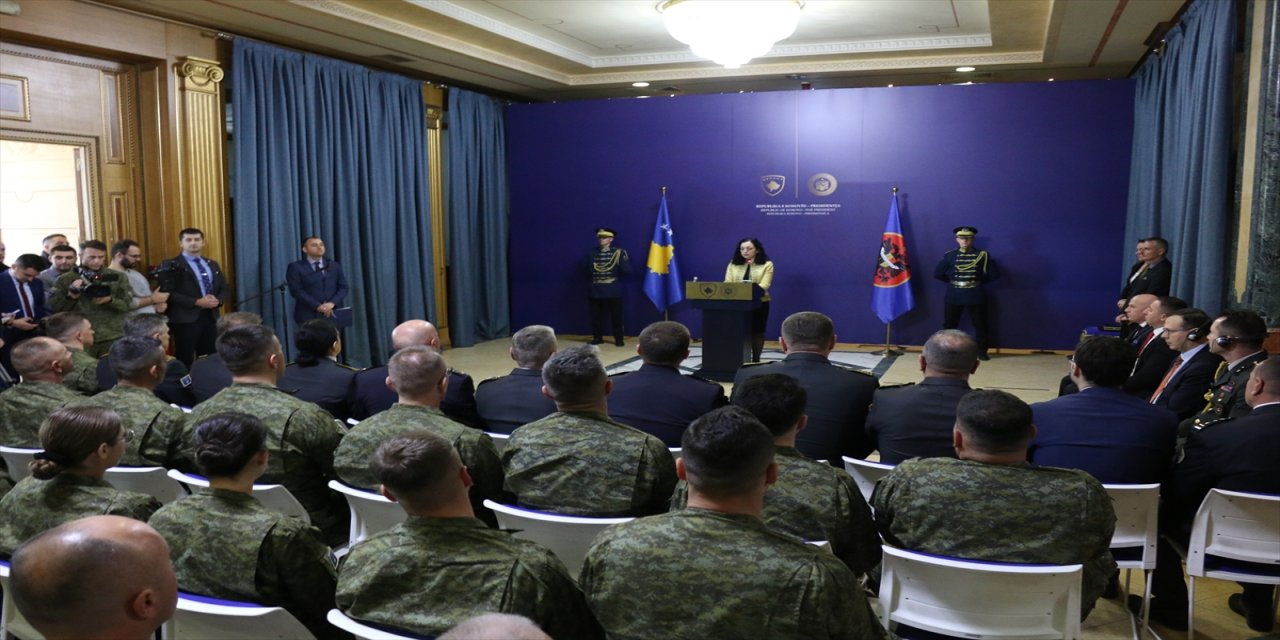 Kosova Cumhurbaşkanı, Türkiye'de arama kurtarma çalışmalarına katılan askerlere madalya taktı