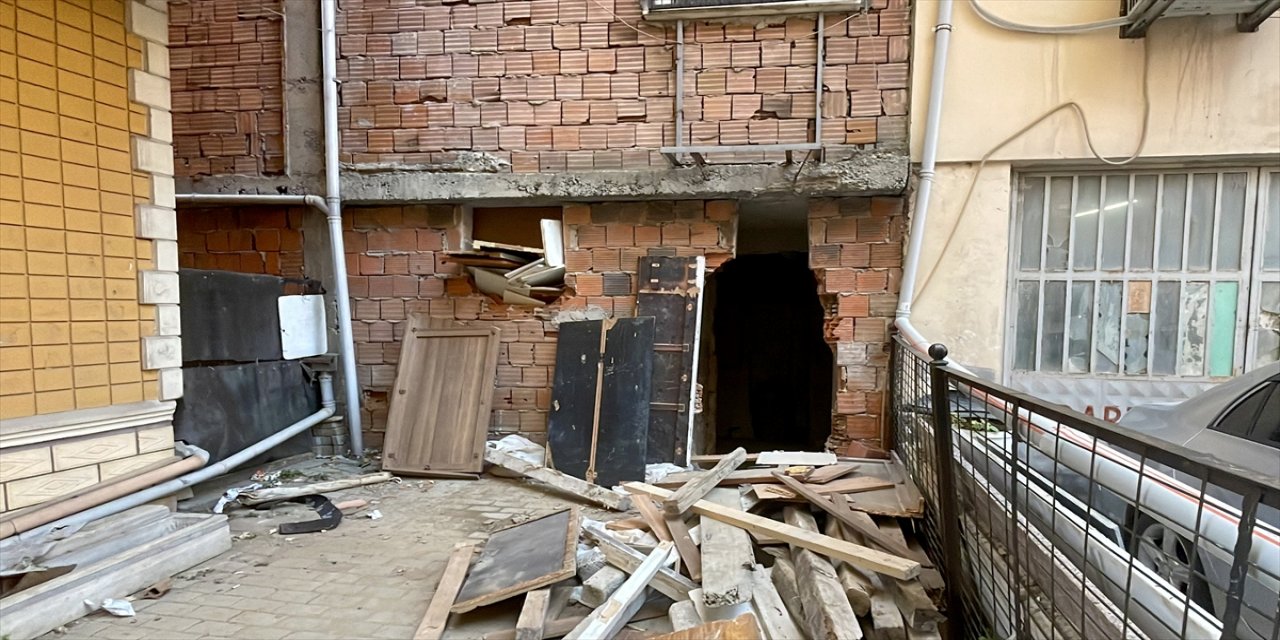 Kağıthane'de binanın zemin katındaki izinsiz tadilat, belediye ekiplerince durduruldu