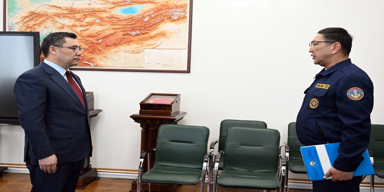 Kırgızistan Cumhurbaşkanı Caparov, deprem bölgesinde çalışan ülkesinin arama kurtarma ekibine teşekkür etti