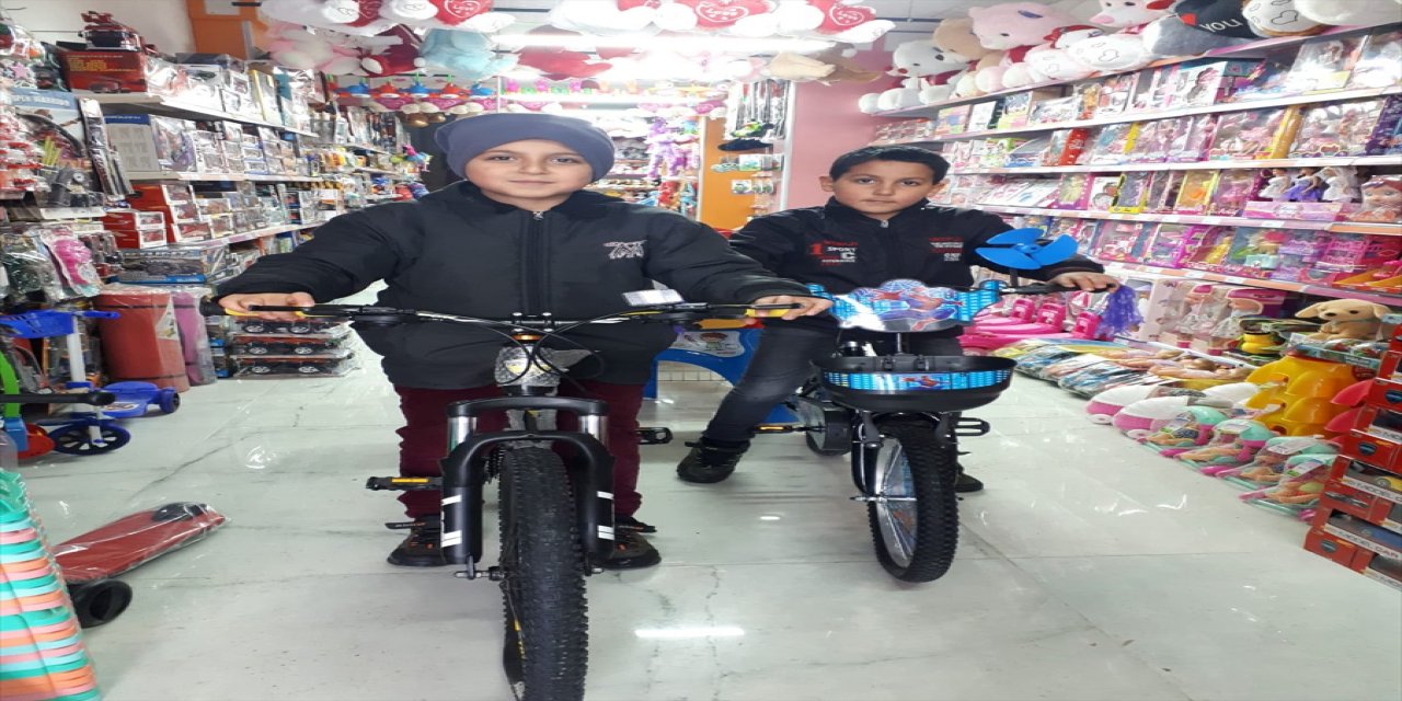 Biriktirdikleri parayı depremzedelere bağışlayan kardeşlere hayırseverler sürpriz yaptı.