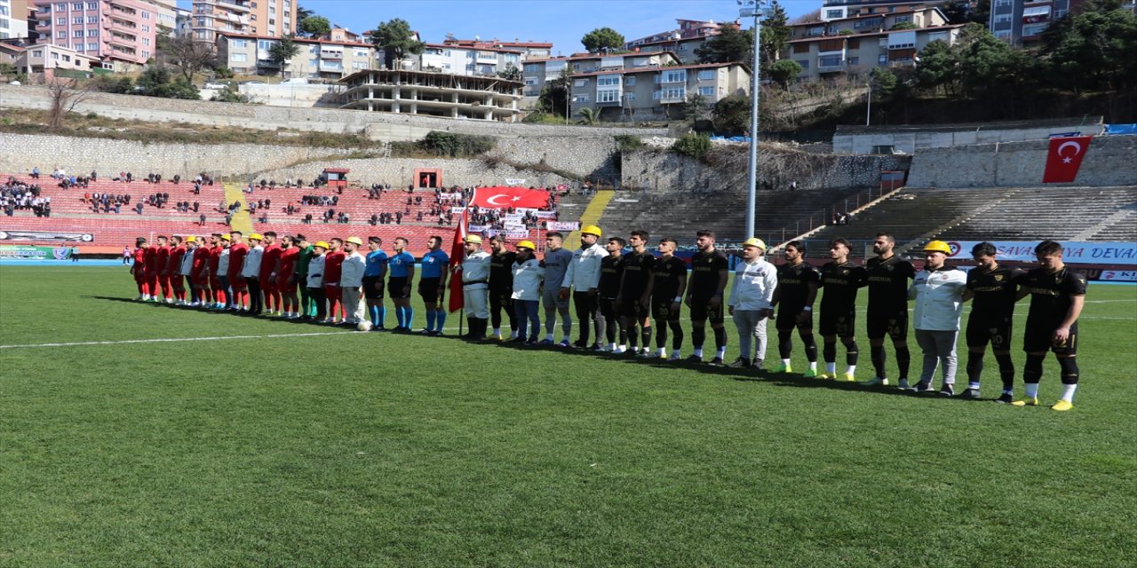Zonguldak Kömürspor ile Karabük İdman Yurdu, depremzedeler yararına karşılaştı.