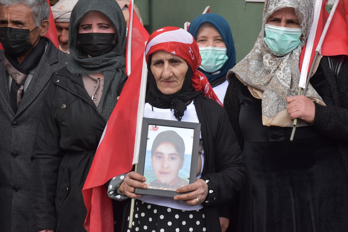 Hakkari'de çocukları dağa kaçırılan aileler eylemlerini sürdürdü