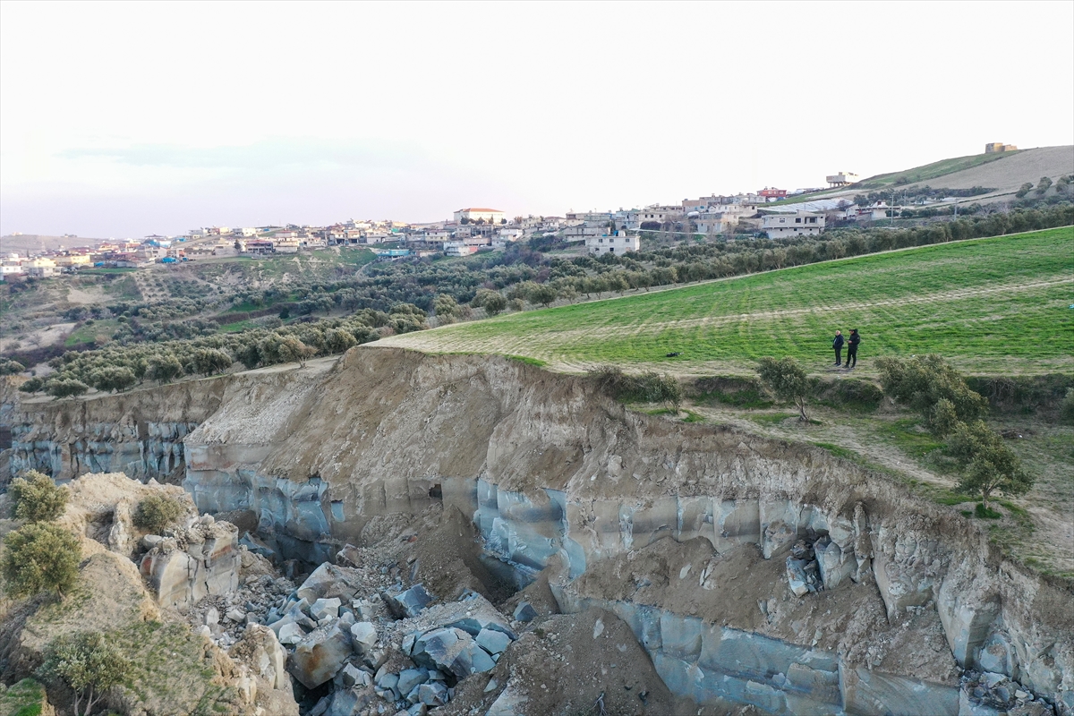 Hatay'da devasa deprem yarığı oluşan zeytinliğin sahibi şaşkınlığını üzerinden atamıyor