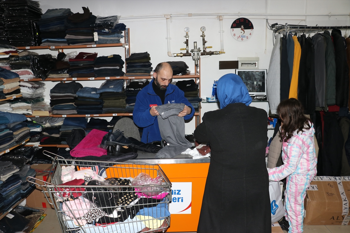 Kastamonu'da oluşturulan "giyim mağazası" 300 depremzedeye hizmet verdi