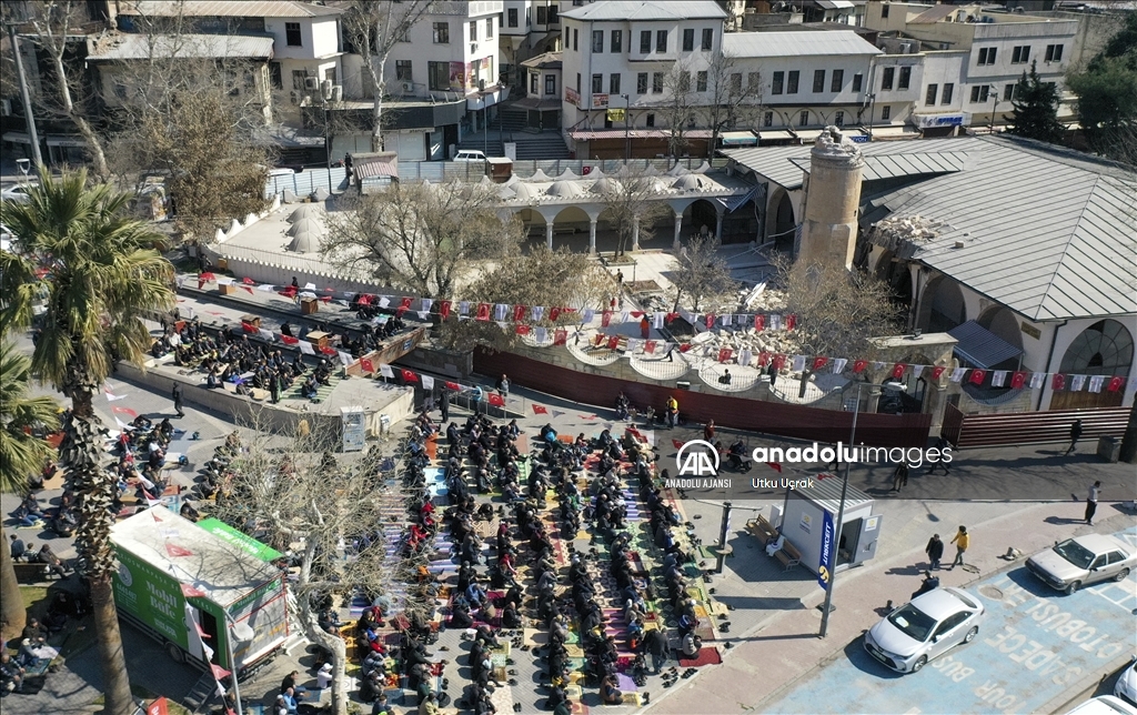 Kahramanmaraş'ta hasar gören Ulu Cami'nin yanında cuma namazı kılındı