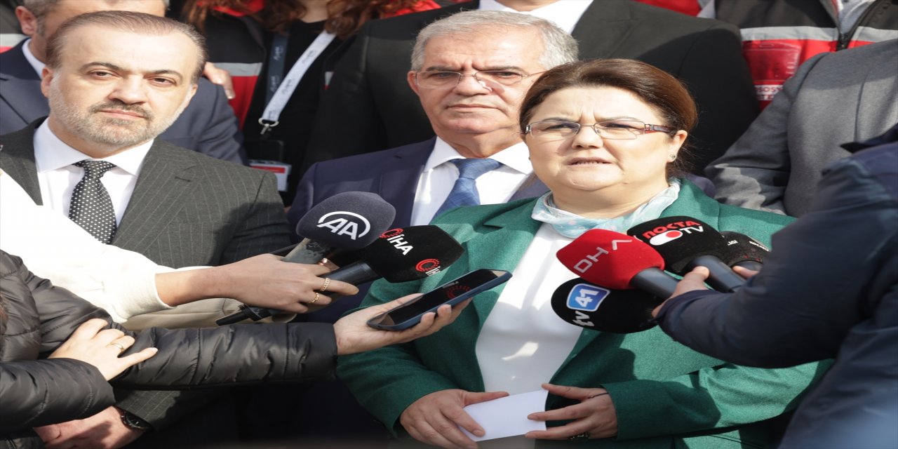 Bakan Yanık, Kocaeli'de depremzedeleri ziyaret etti.