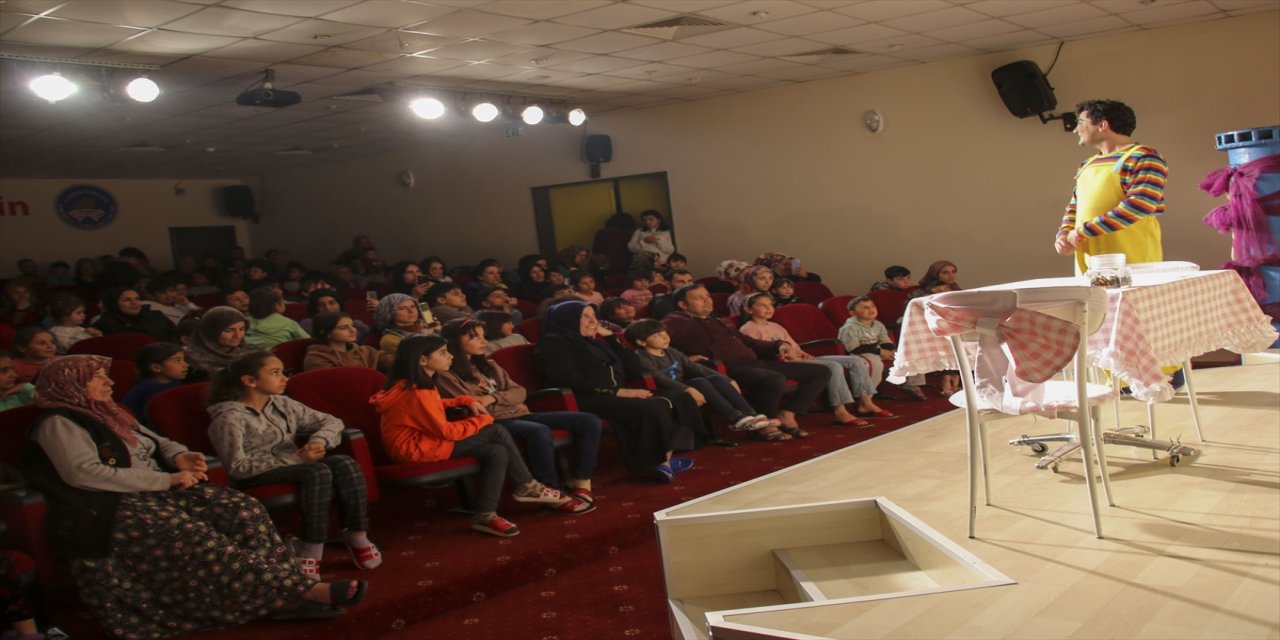 Uşak Belediyesi tiyatro ekibi depremzedeler için sahne aldı