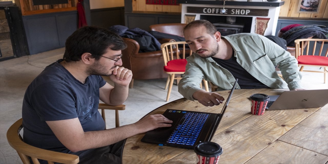 Depremzedelere "Birlikte Platformu"yla eğitim desteği sağlayacaklar.