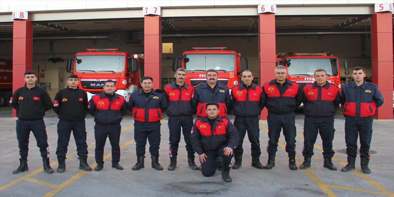 İtfaiyeciler artçı sarsıntıda "Abi beni bırak" diyen İdil’in kurtarılma anını anlattı