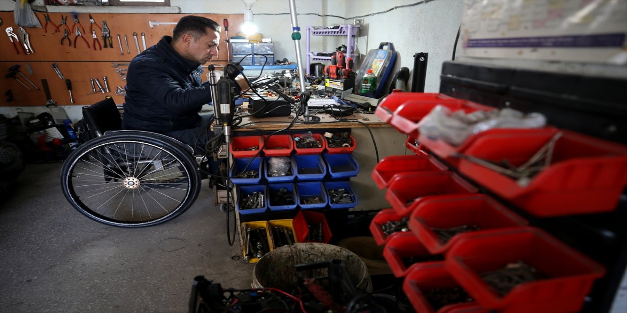 Engelli torna ustası onardığı akülü araçları depremzedelere gönderiyor