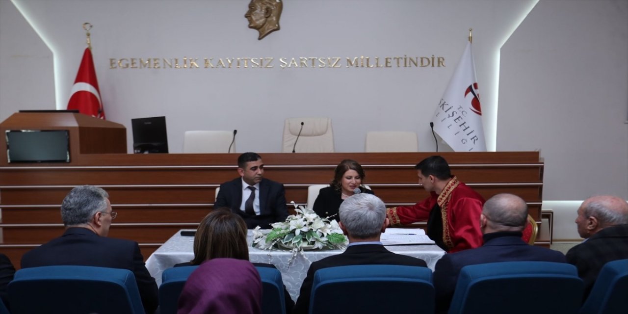Depremzede çiftin nikahı Eskişehir Valiliği'nde kıyıldı