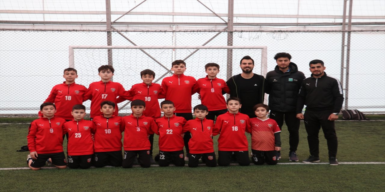 Hayalini kurdukları malzemelerden depremzedeler için vazgeçtiler.