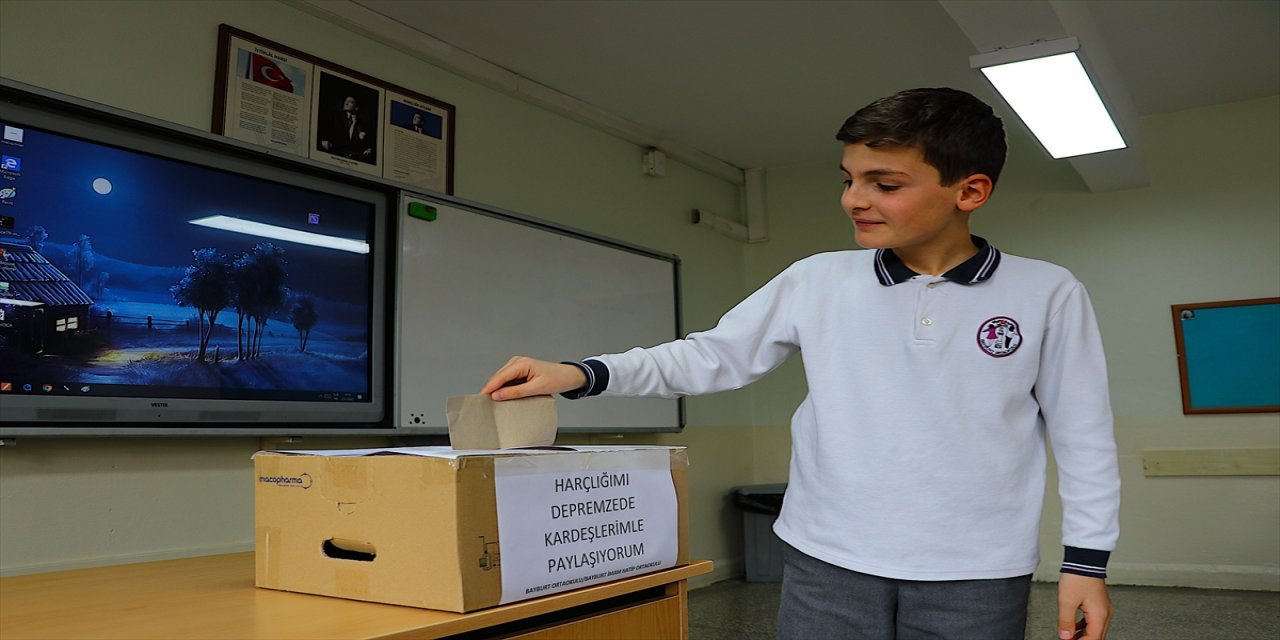 Ortaokul öğrencileri harçlıklarını depremzedeler için topladı.