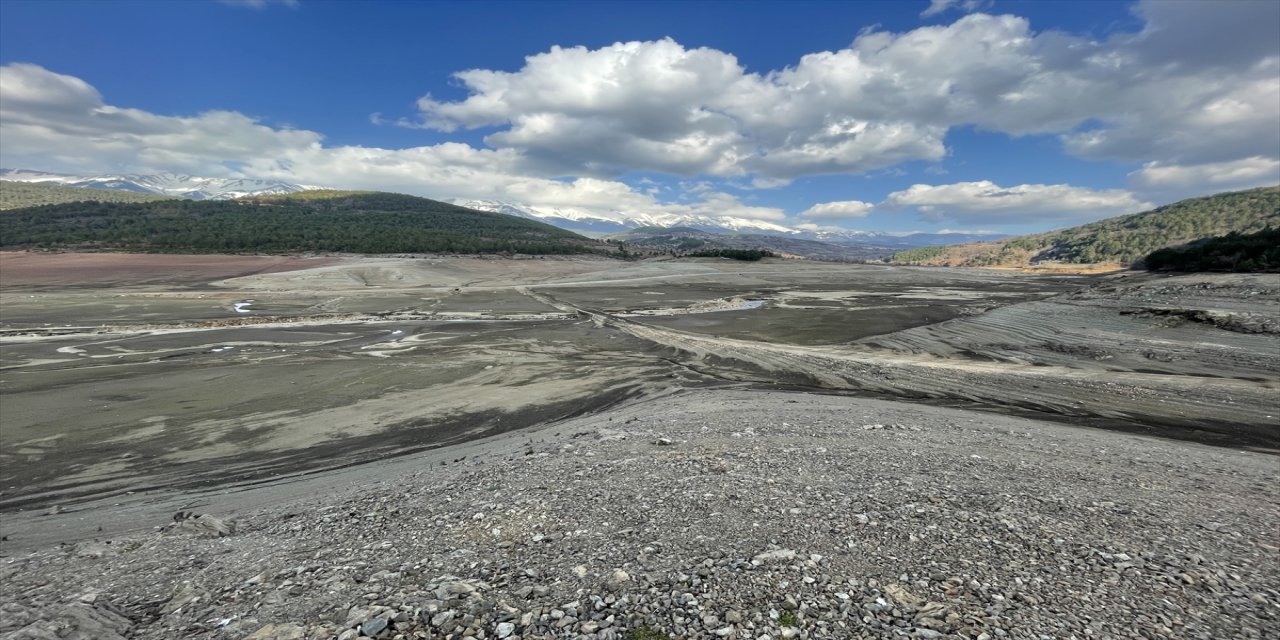 Bursa'nın Nilüfer Barajı kurudu.
