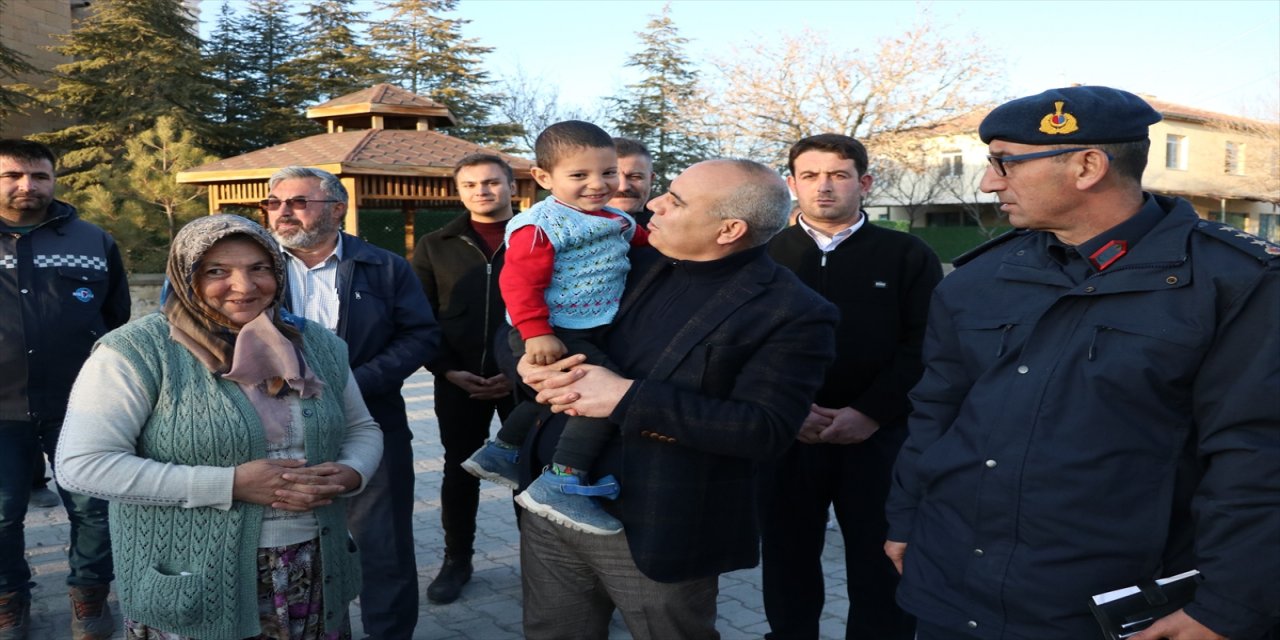 Niğde Valisi depremin merkez üssü Obruk köyünde incelemede bulundu.