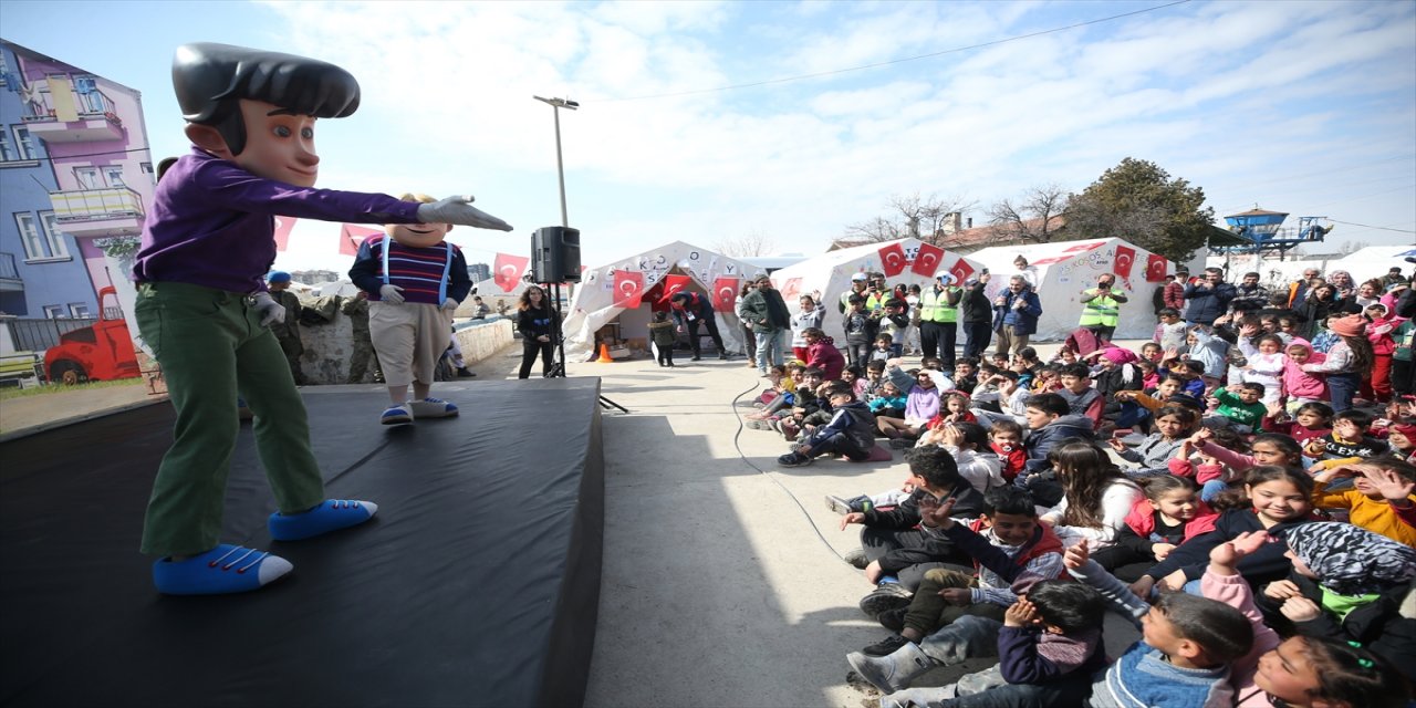 "Rafadan Tayfa" Depremzede çocuklara moral veriyor.