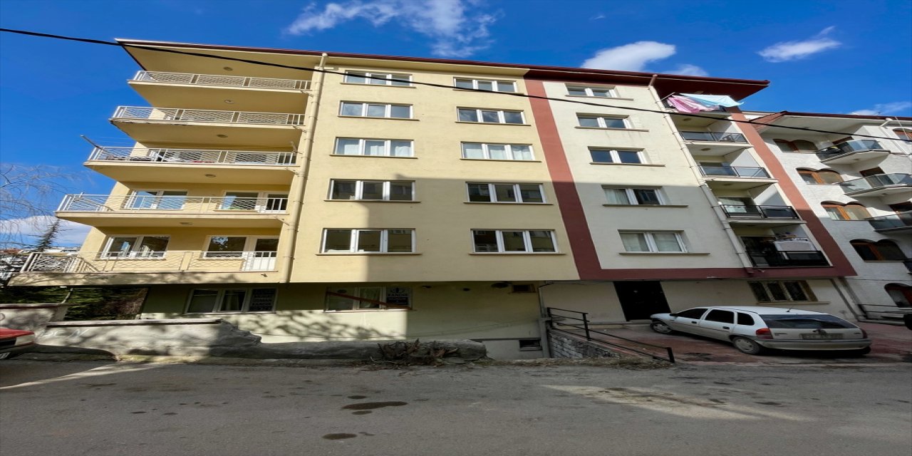 Eskişehirli hayırsever apartmanını 11 depremzede aileye açtı.