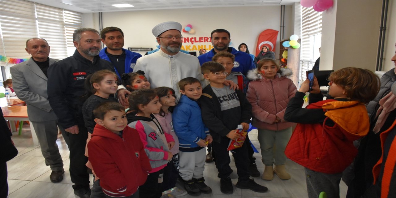 Diyanet İşleri Başkanı, Malatya'da depremzede çocuklarla buluştu.