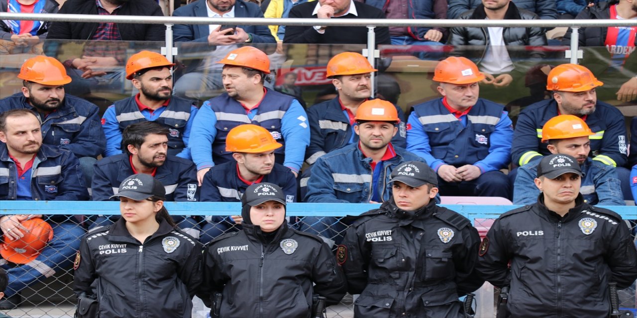Karabük İdman Yurdu ile Zonguldak Kömürspor, depremzedeler yararına oynanan maçta karşılaştı
