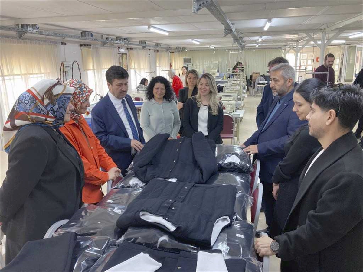 Öğretim elemanlarının diktiği kıyafetler depremzedeleri ısıtacak