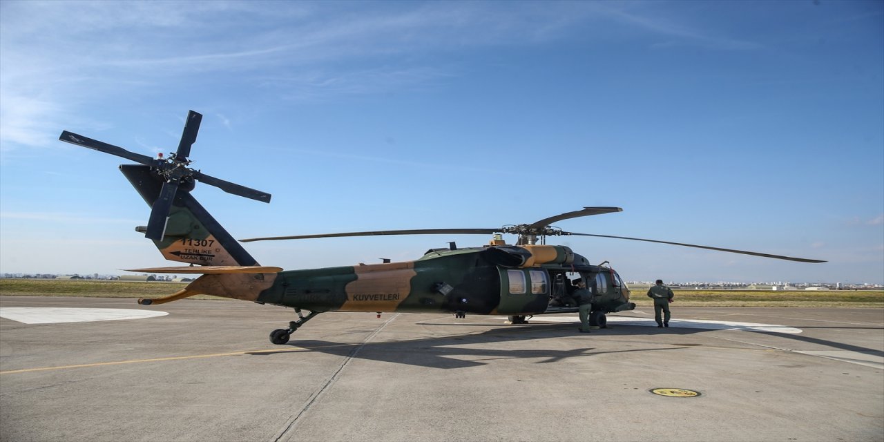 Burcu Yarbay, depremzedelere helikopterle yardım ulaştırıyor