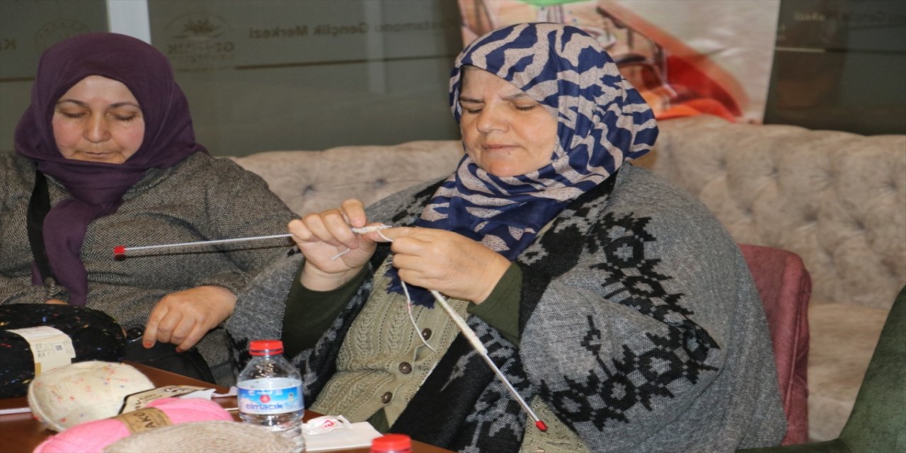 Kastamonu'da depremzede kadınlar depremzede çocuklar için örgü örüyor