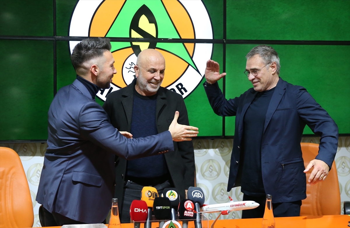 Alanyaspor'da teknik direktörlük görevine Ersun Yanal getirildi