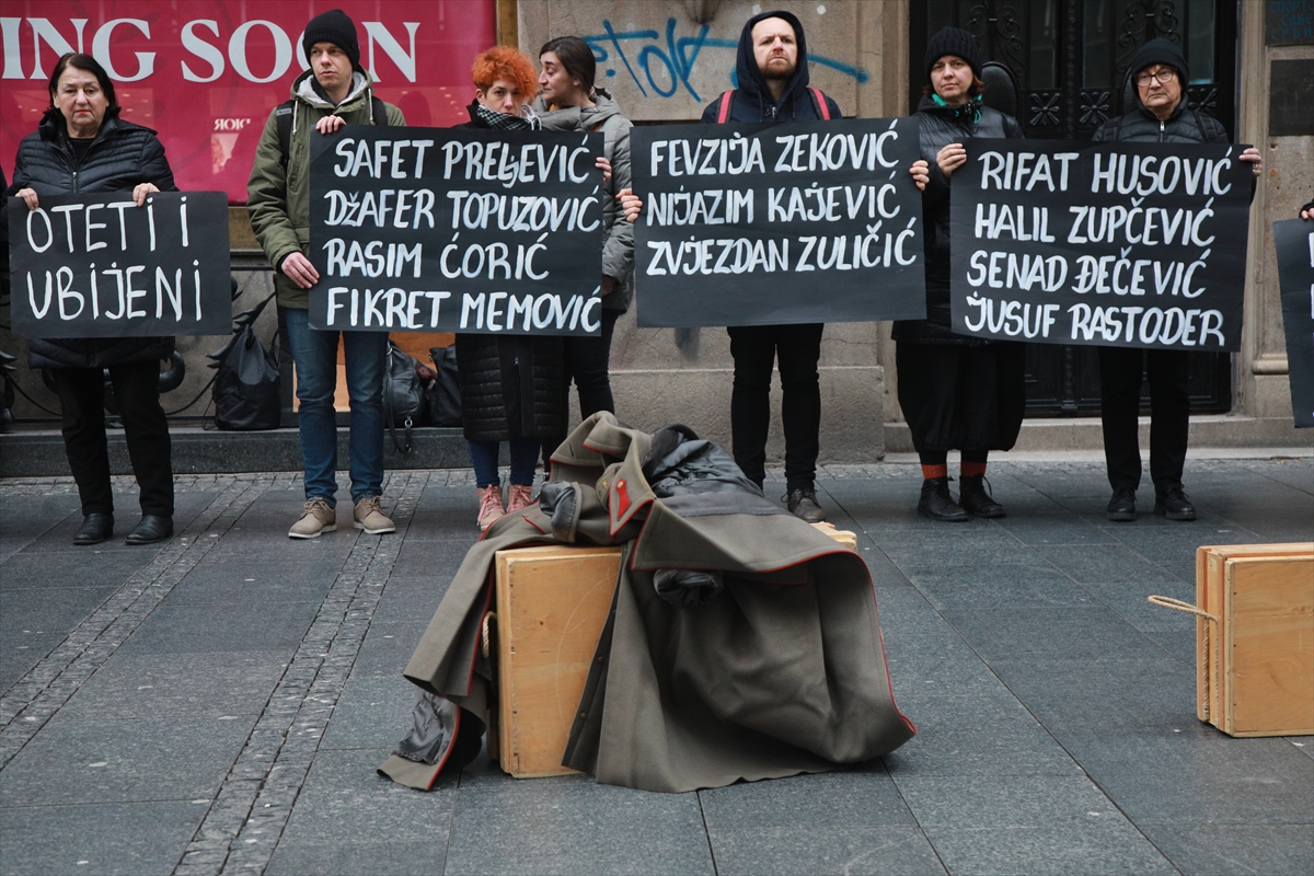 Sırbistan'dan Karadağ'a giden trenden kaçırılarak öldürülen 19 kişi katliamın 30. yılında anıldı