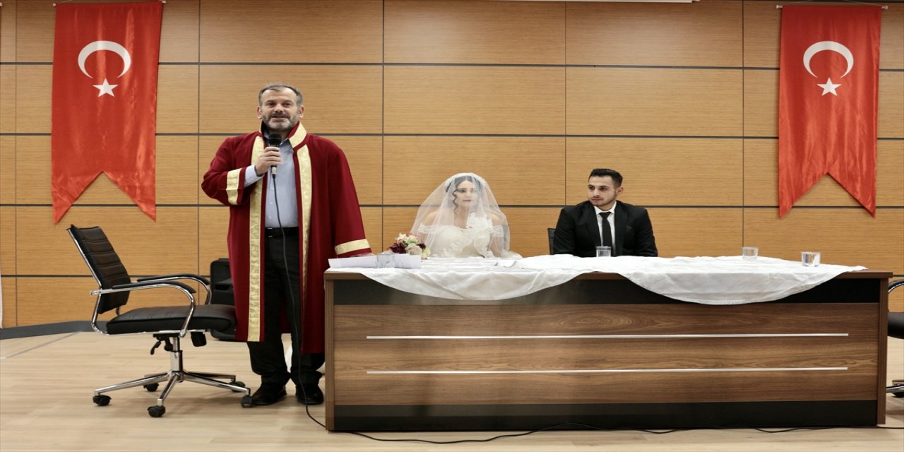 Depremzede çiftin nikahı Konya'da kaldıkları yurtta kıyıldı