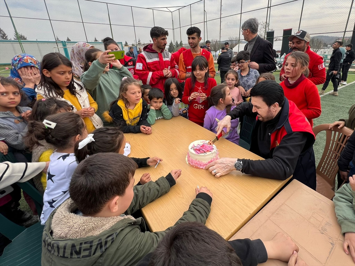Kahramanmaraş'ta depremzede Ecrin'e doğum günü kutlaması