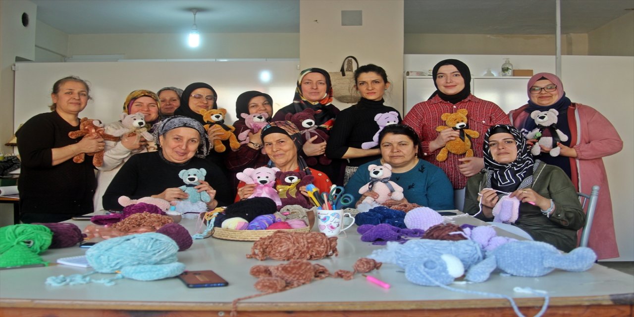 Mersin'de kursiyer kadınlar, depremzede çocuklara oyuncak örüyor