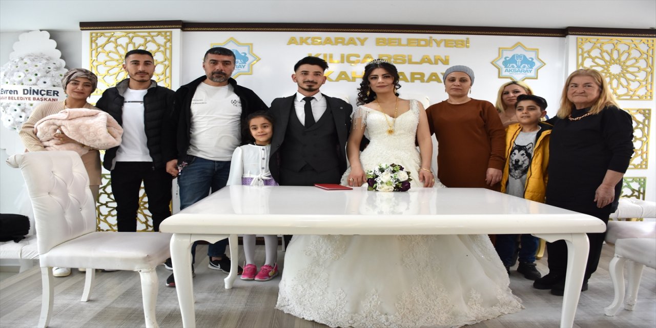 Depreme yakalanan çiftin nikahı Aksaray'da kıyıldı.