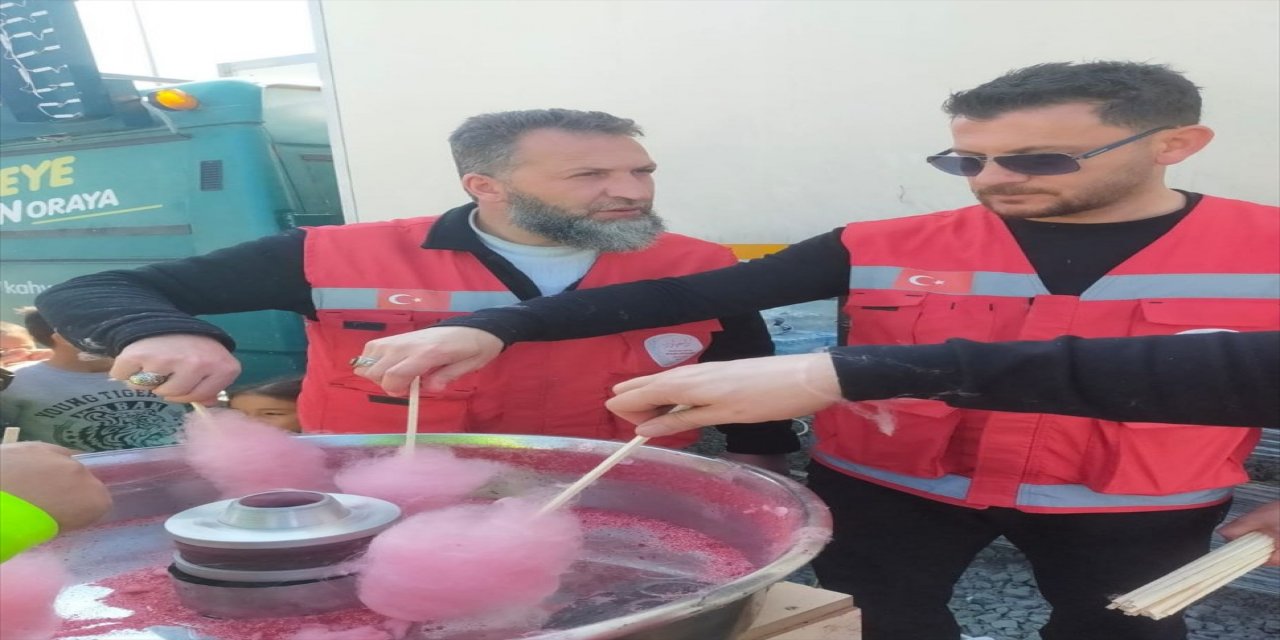 İmam hatipliler Hatay'da şeker dağıtarak çocukların yüzünü güldürdü.