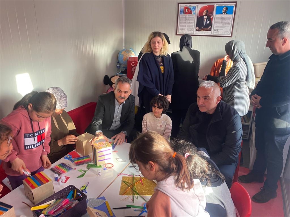 Bakan Ersoy, depremlerden etkilenen Malatya'da