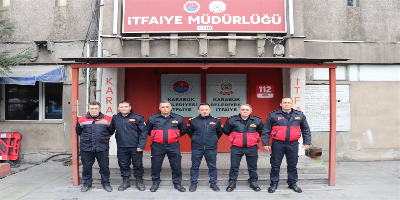 Karabük'ten afet bölgesine giden itfaiyeciler, insanlara umut olmanın gururunu yaşıyor