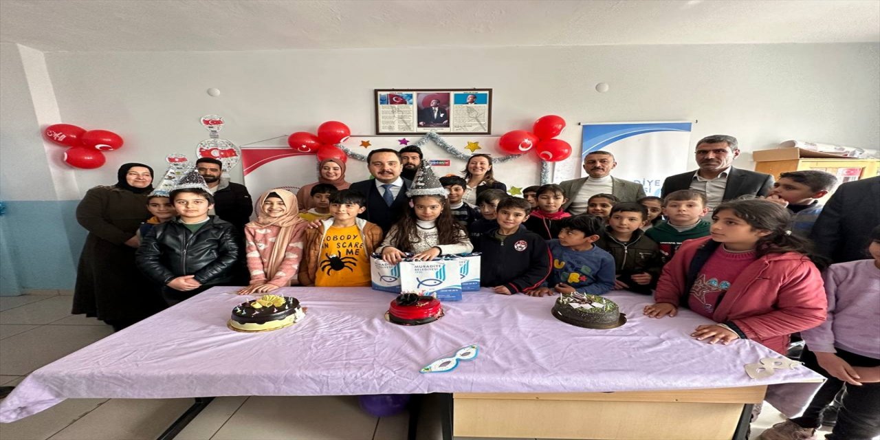 Van'da depremzede çocuğa doğum günü sürprizi