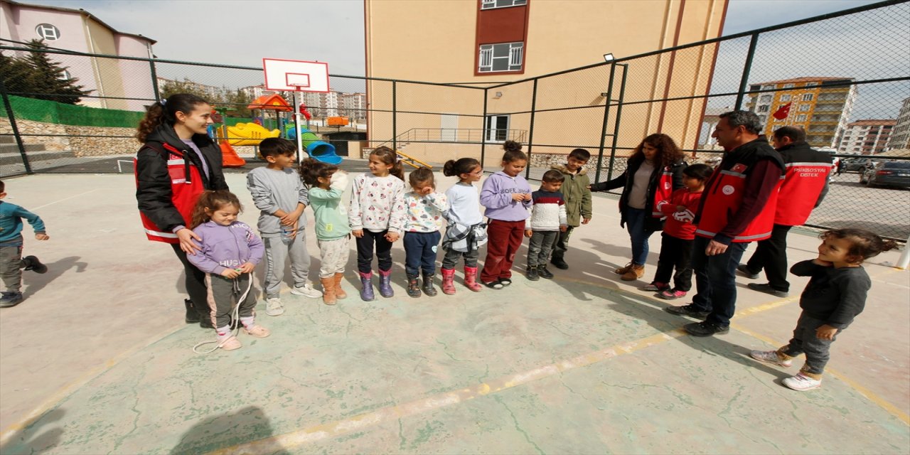 Depremzede çocuklar parklarda oynayarak rehabilite oluyor