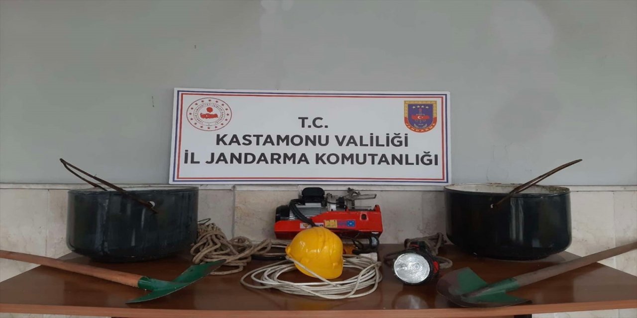 Kastamonu'da kaçak kazı yapan 7 kişi yakalandı.