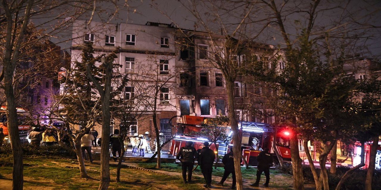 Beyoğlu'nda bir binada çıkan yangın söndürüldü