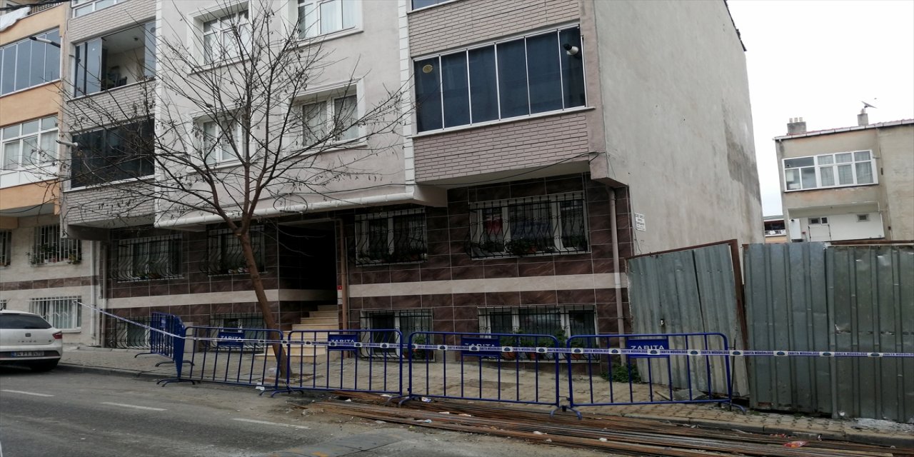 Gaziosmanpaşa'da çatlaklar olan bina boşaltıldı.