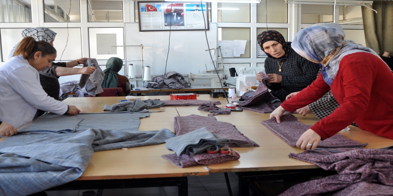 Artvin'deki halk eğitim merkezlerinde depremzedeler için kıyafet dikiliyor.