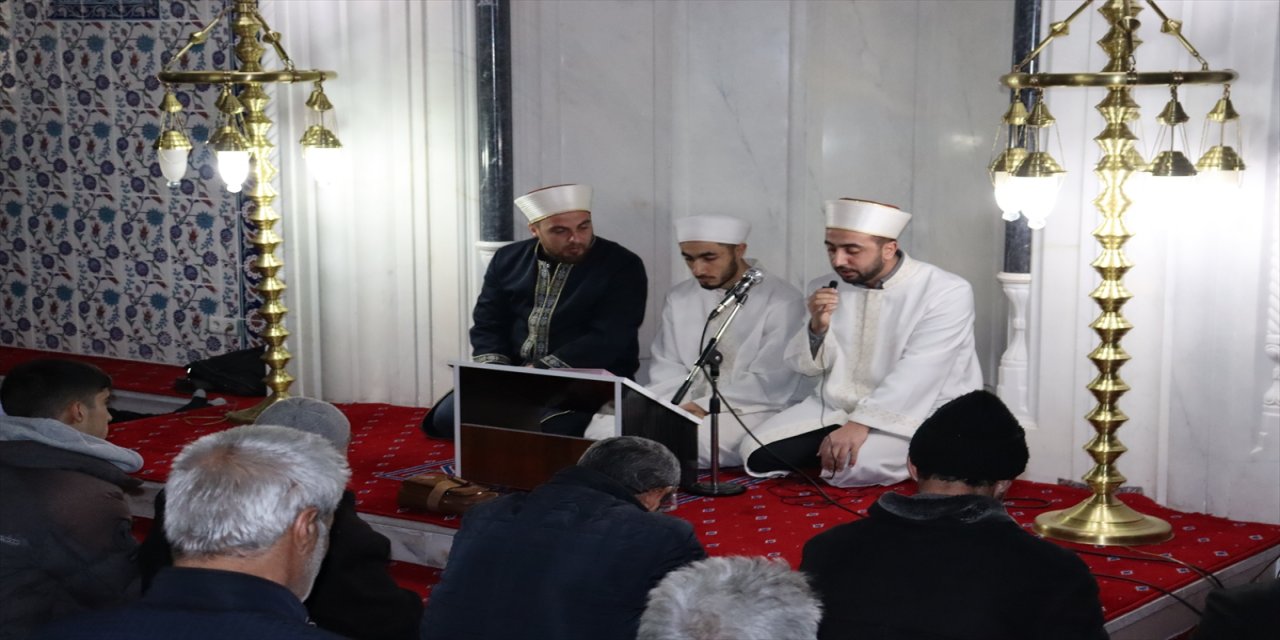 Iğdır'da, depremde hayatını kaybedenler için mevlit okundu