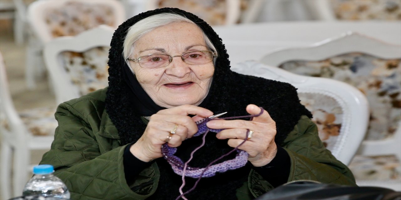 Eskişehirli kadınlar depremzede çocuklar için kazak, battaniye ve eldiven ördü