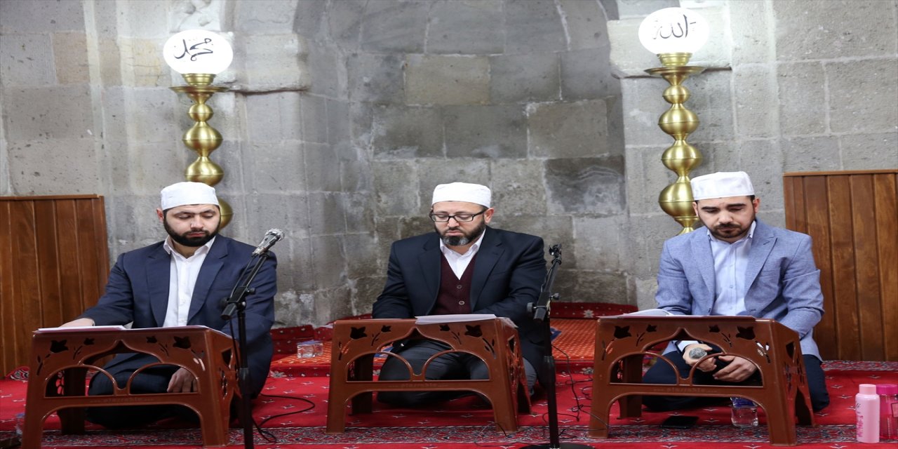 Van, Bitlis, Hakkari ve Muş'ta, depremde hayatını kaybedenler için mevlit okundu