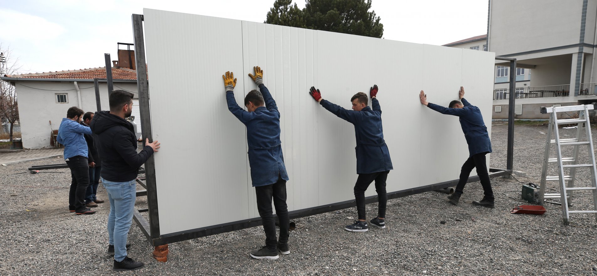 Meslek liselerinin konteynerlerle birlikte kullanılacak seyyar tuvalet üretimini de yapıyor