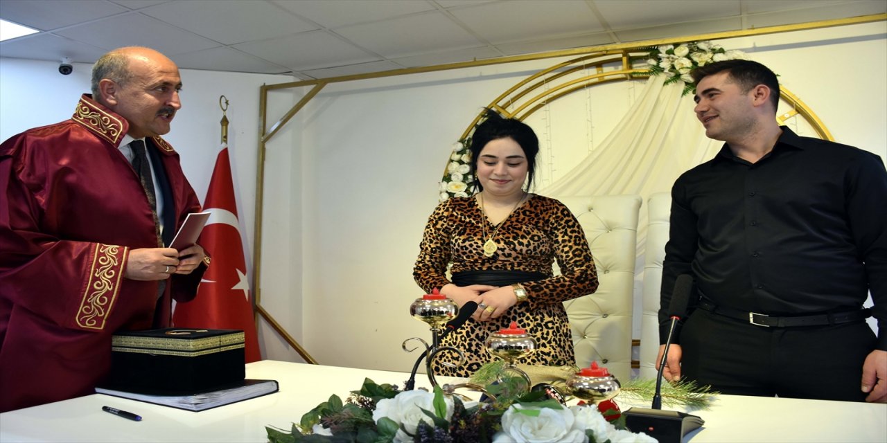 Depremzede genç kızın nikahı Kırıkkale'de kıyıldı.